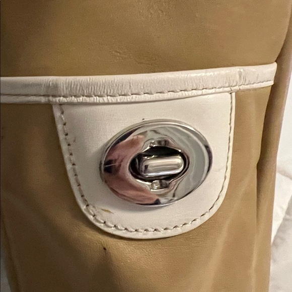 Coach Y2K Hampton Tote very good used condition!  Beautiful Leather! - Picture 14 of 15